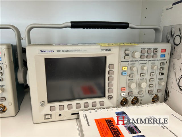 Tektronix TDS 3052B TWO CHANNEL COLOR DIGITAL PHOSPHOR OSCILLOSCOPE